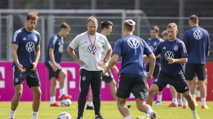 Bundestrainer Hansi Flick (2.v.l)) schaut Leon Goretzka (l), Keven Schlotterbeck (2.v.r) und Joshua Kimmich (r) während des Abschlusstrainings vor dem WM-Qualifikationsspiel gegen Island zu.
