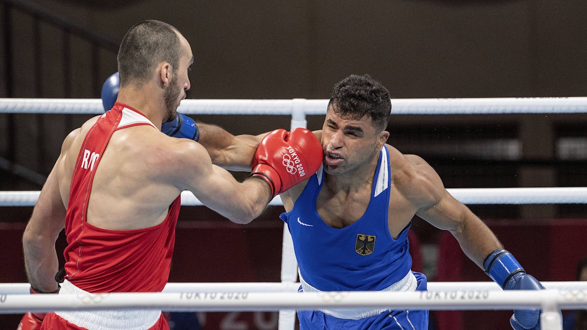 Ammar Riad Abduljabbaer (r.) boxte im olympischen Viertelfinale in Tokio am 30. Juli 2021 gegen Muslim Gadschimagomedow (Russland). 