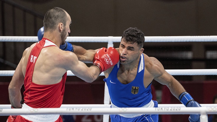 Ammar Riad Abduljabbaer (r.) boxte im olympischen Viertelfinale in Tokio am 30. Juli 2021 gegen Muslim Gadschimagomedow (Russland).
