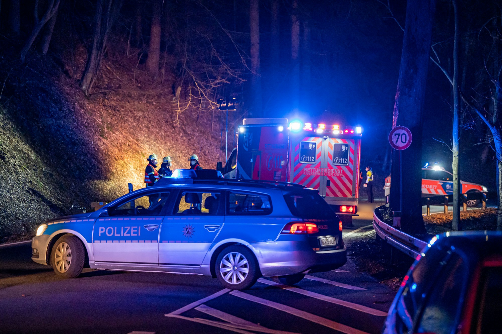 In Neuss ist ein Rentner bei einem schlimmen Unfall gestorben. Sein Fahrzeug überschlug sich. Unser Symbolbild stammt von einem Unfall-Einsatz nahe Radevormwald im März 2021.