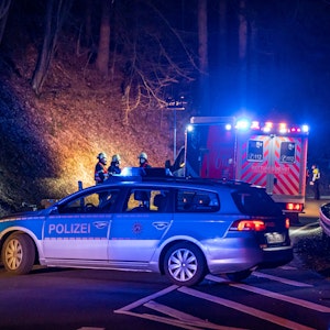In Neuss ist ein Rentner bei einem schlimmen Unfall gestorben. Sein Fahrzeug überschlug sich. Unser Symbolbild stammt von einem Unfall-Einsatz nahe Radevormwald im März 2021.