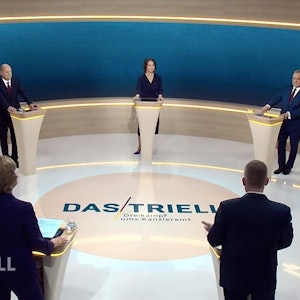 Kanzlerkandidat Olaf Scholz (SPD, hinten, l-r), Kanzlerkandidatin Annalena Baerbock (Bündnis 90/Die Grünen) und Kanzlerkandidat Armin Laschet (CDU) reden miteinander im Fernsehstudio.
