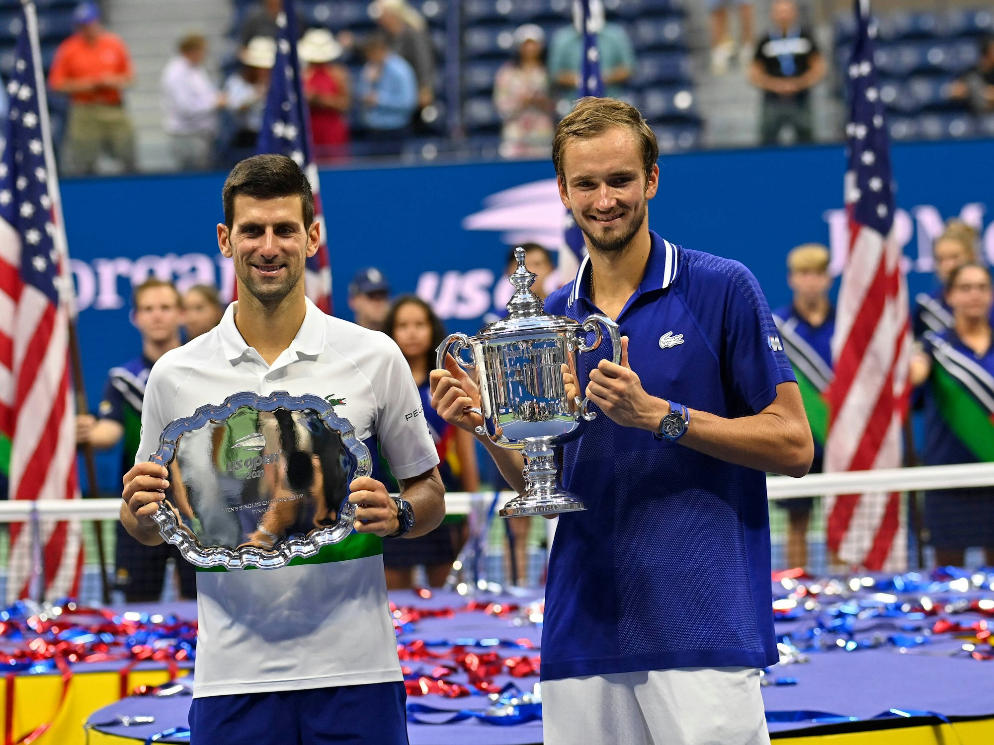 Djokovic und Medwedew posieren mit ihren Trophäen nach der Siegerehrung.