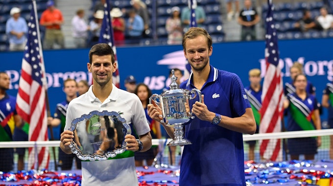 Djokovic und Medwedew posieren mit ihren Trophäen nach der Siegerehrung.