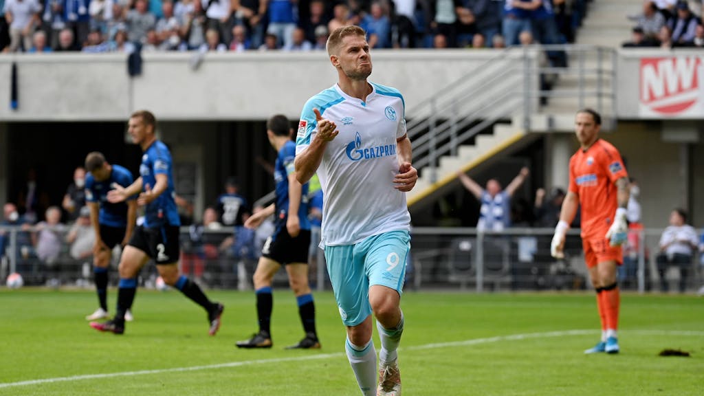 Simon Terodde jubelt nach seinem Tor zum 0:1 gegen den SC Paderborn.