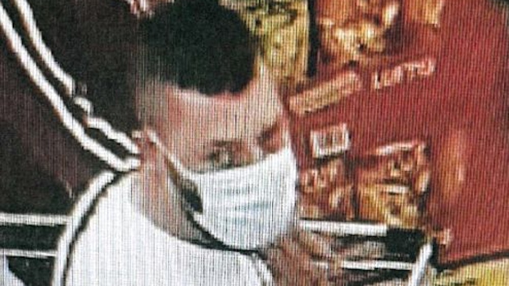 Mit diesem Bild aus einer Überwachungskamera fahndet die Polizei Dortmund öffentlich nach einem Mann, der am 24. Juni 2021 bei einem Ladendiebstahl ertappt wurde und eine Schusswaffe zog.