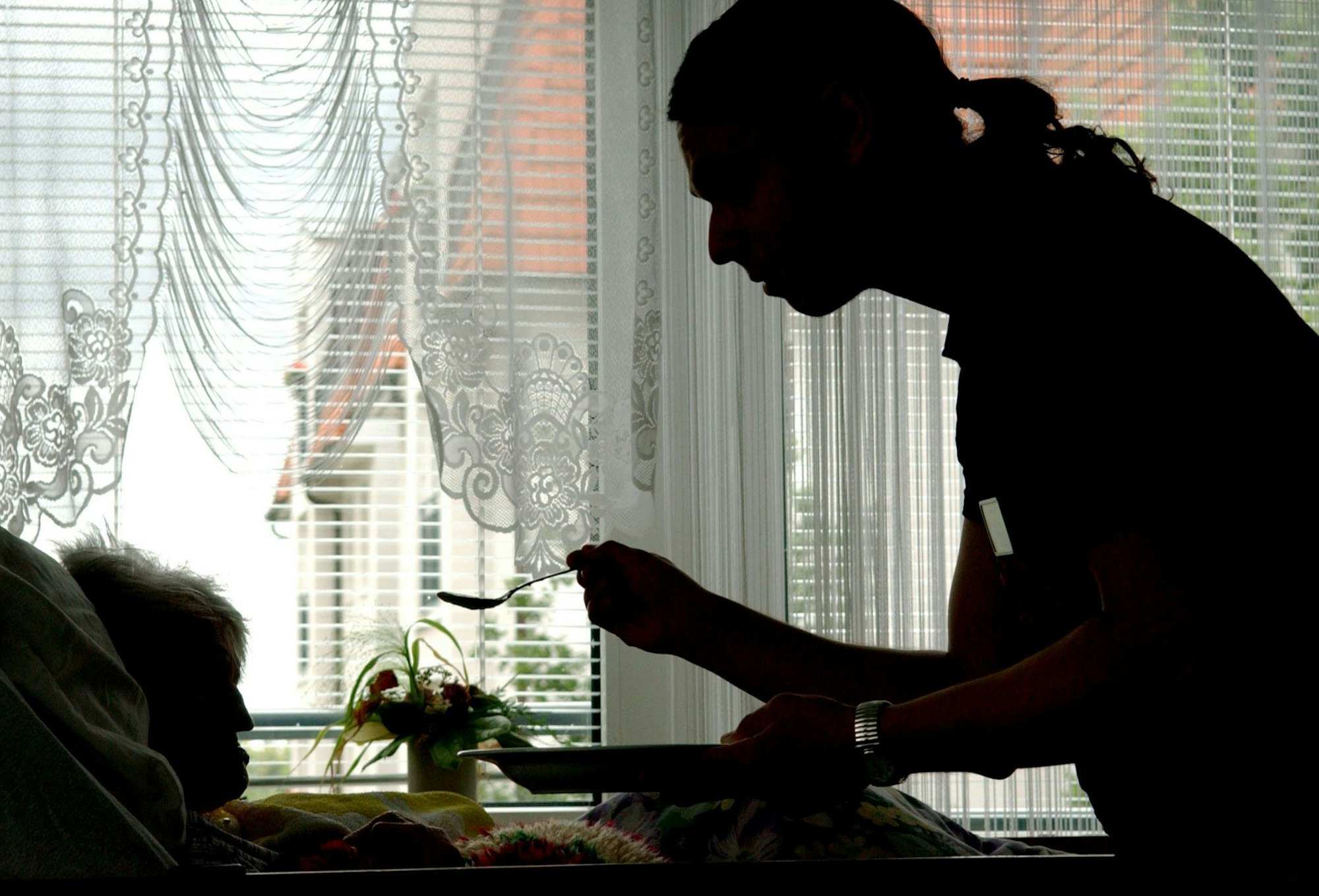 Unser Symbolfoto zeigt, wie eine Pflegerin eine Bewohnerin des Heims füttert (Aufnahme aus Juli 2004).