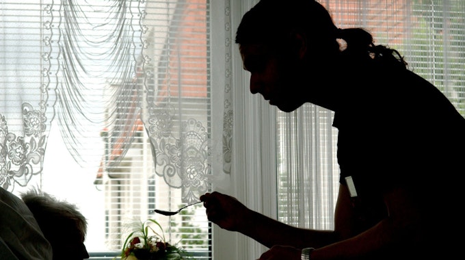 Unser Symbolfoto zeigt, wie eine Pflegerin eine Bewohnerin des Heims füttert (Aufnahme aus Juli 2004).