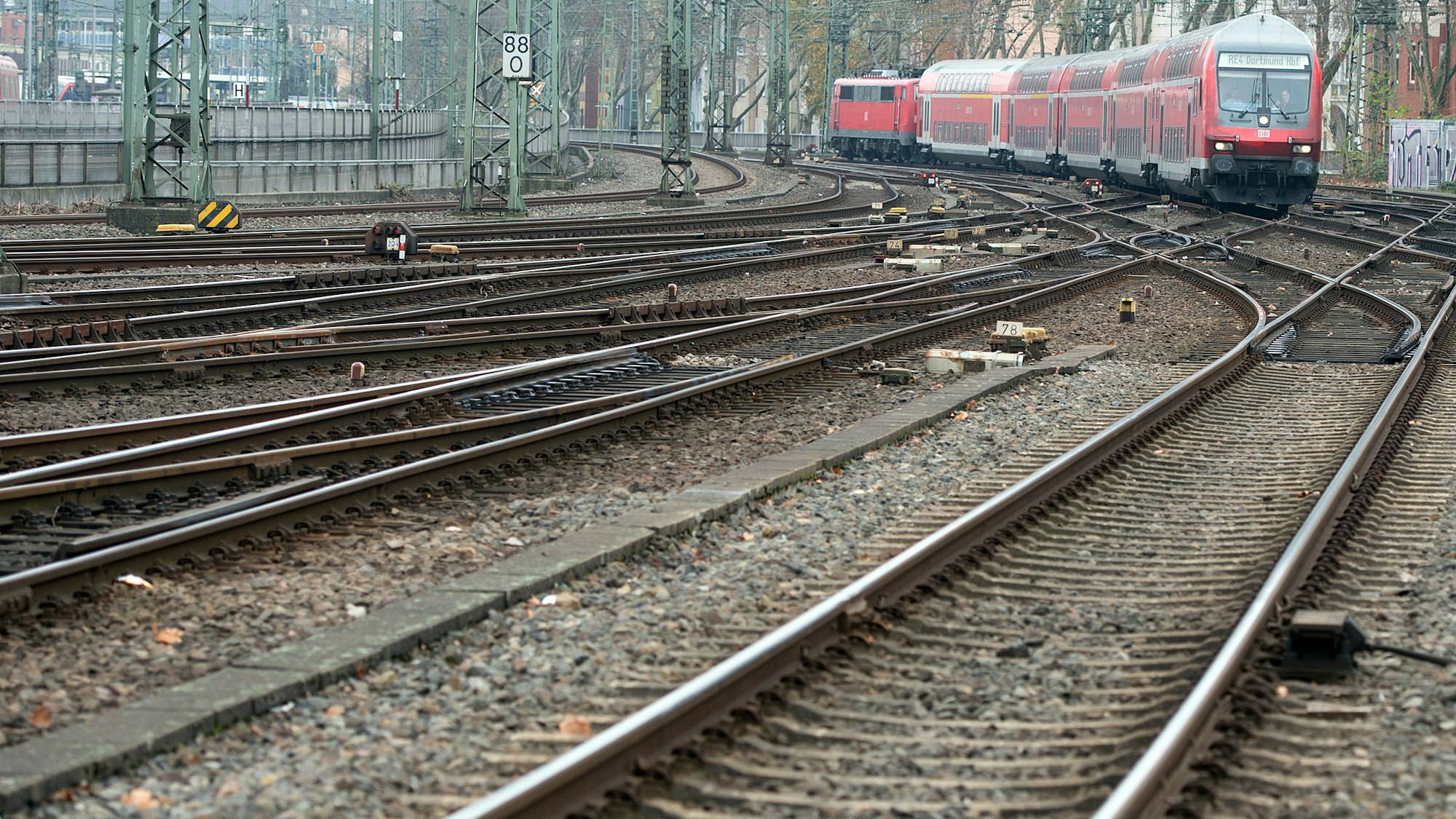 Ein Regionalexpress fährt am 27.November.2014 in Düsseldorf in den Hauptbahnhof ein. NRW soll ab dem Fahrplanwechsel 2022/23 drei neue Bahnverbindungen bekommen.