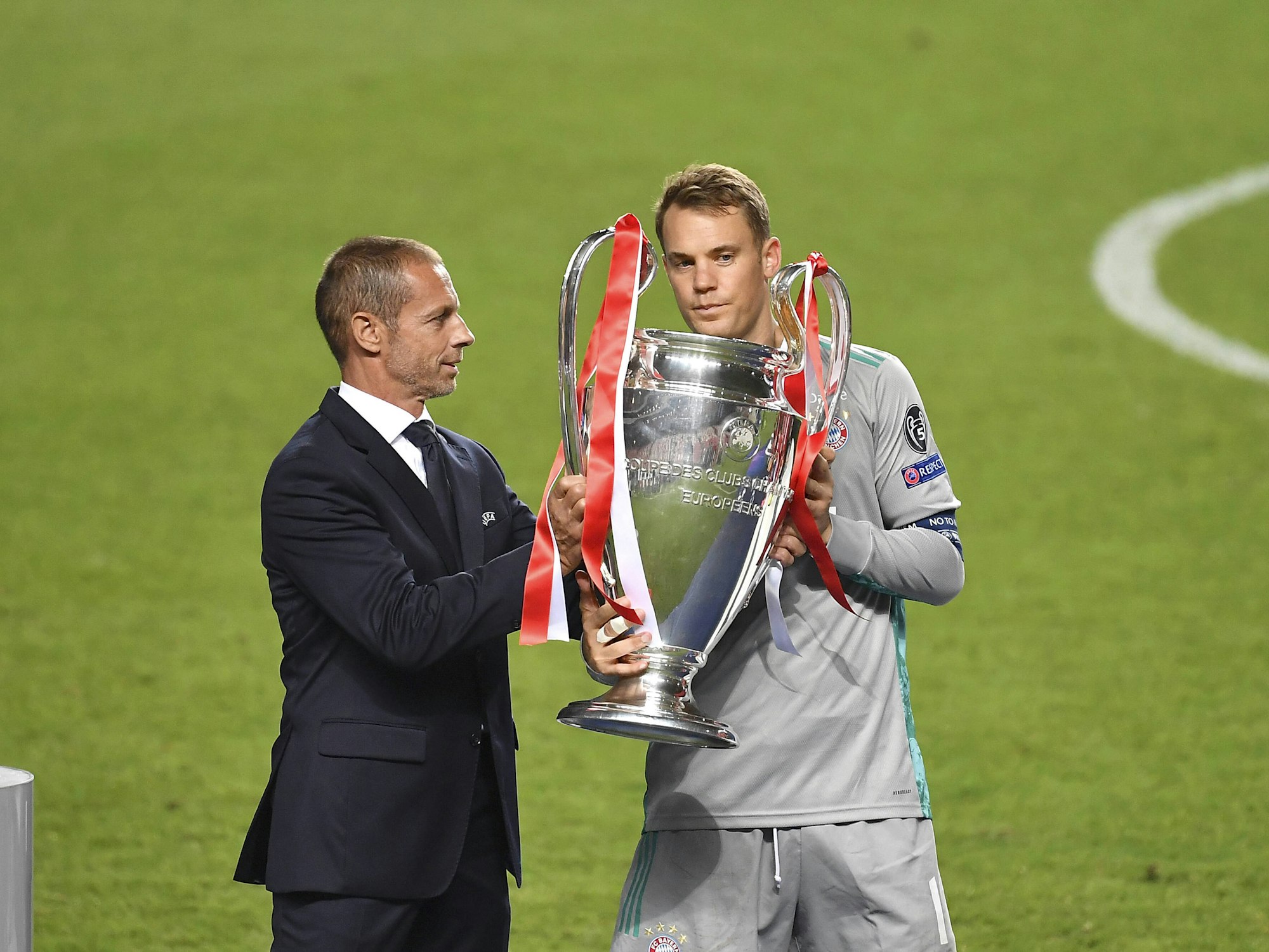 Ceferin gibt Manuel Neuer den Henkelpott.