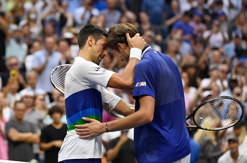 Djokovic nimmt den Sieger Medwedew in den Arm.