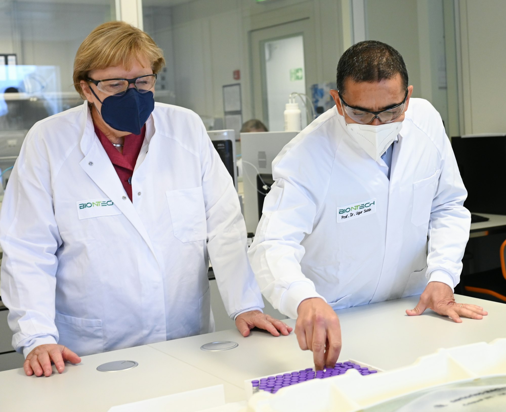 Ugur Sahin und Angela Merkel im Biontech-Labor.