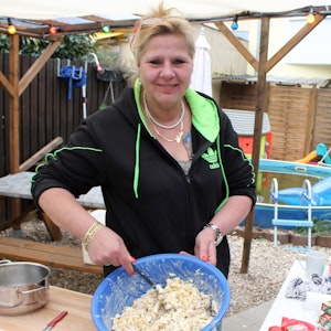Silvia Wollny macht Nudelsalat.