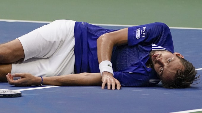 Daniil Medwedew liegt wie ein toter Fisch auf dem Hartplatz bei den US Open