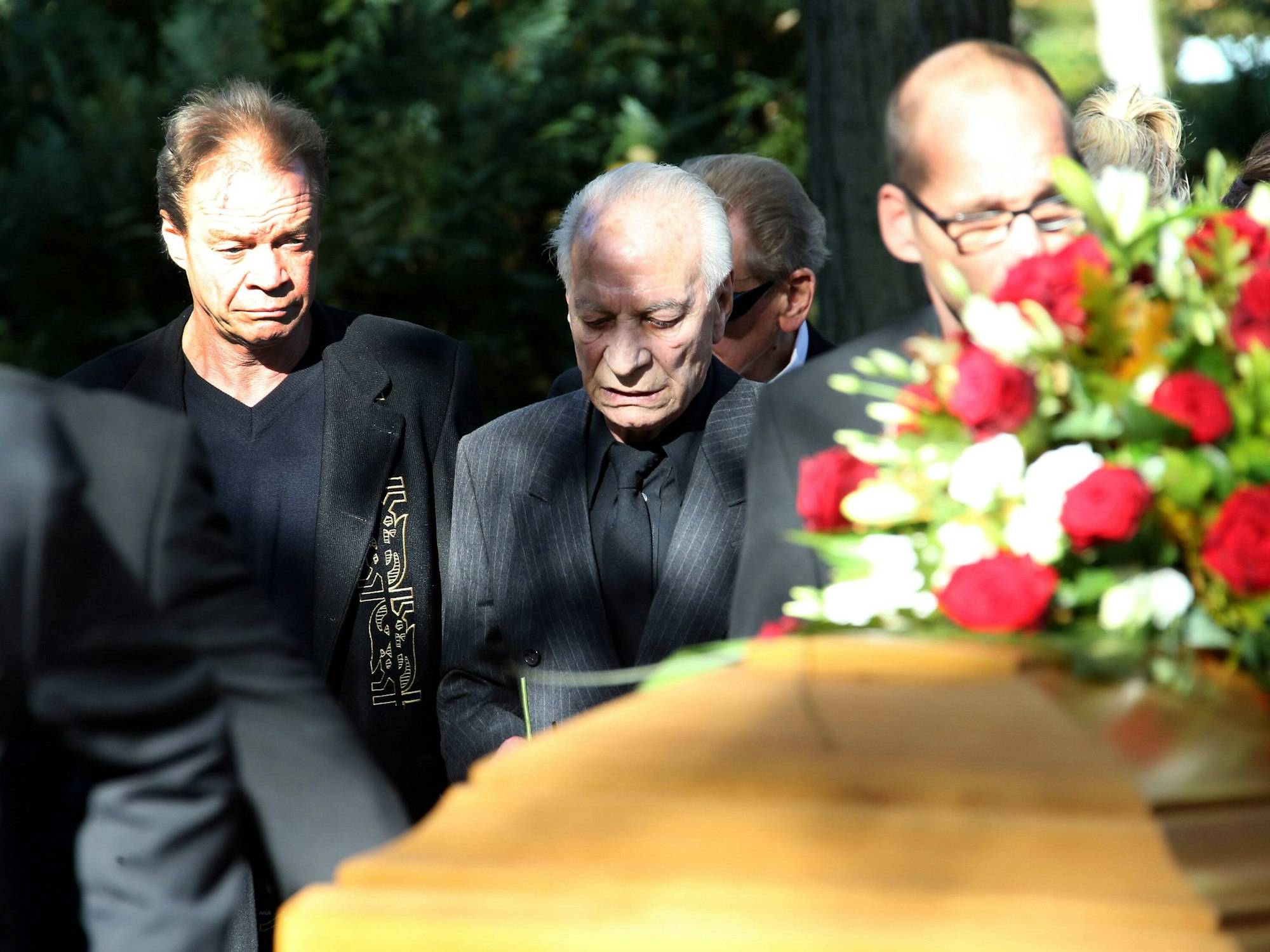 Beerdigung von Graciano Rocchigiani auf dem Matthaeus-Kirchhof in Berlin Schoeneberg: Vater Zanubio Rocchigiani hinter dem Sarg.  