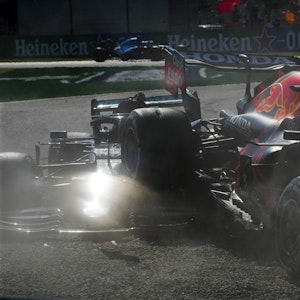 Crash in Monza: Red Bull-Fahrer Max Verstappen (r.) und Mercedes-Pilot Lewis Hamilton