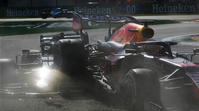 Crash in Monza: Red Bull-Fahrer Max Verstappen (r.) und Mercedes-Pilot Lewis Hamilton