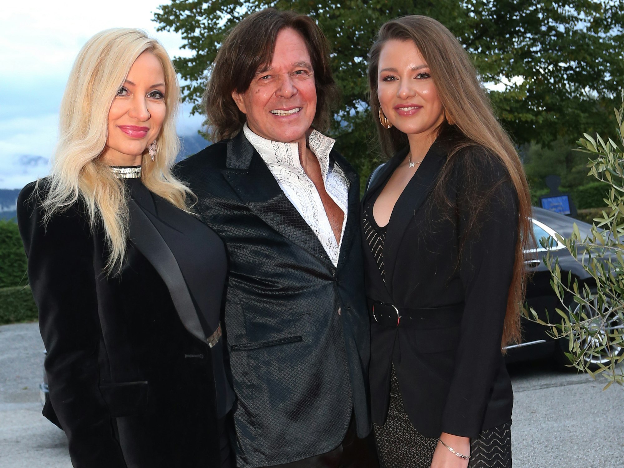 Sänger Jürgen Drews steht mit Ehefrau Ramona (l) und Tochter Joelina im Festspielhaus vor den Fotografen