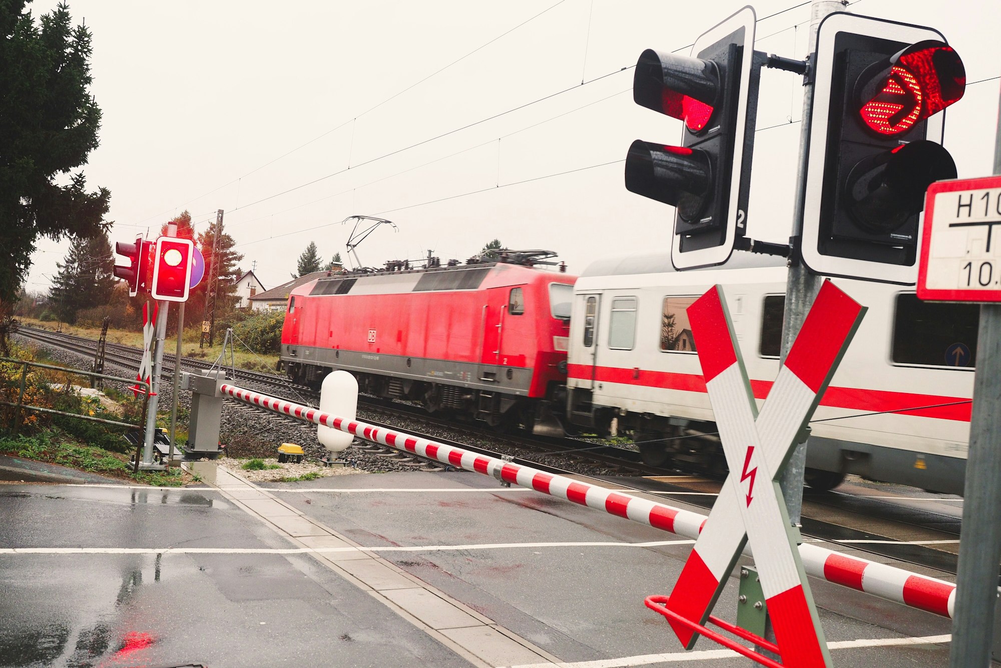 Ein Zug fährt am 24. November 2017 durch die Ortschaft Altendorf (Bayern). In Brühl (NRW) wurde ein 87-Jähriger von einem Intercity erfasst, er verstarb am 13. September 2021.