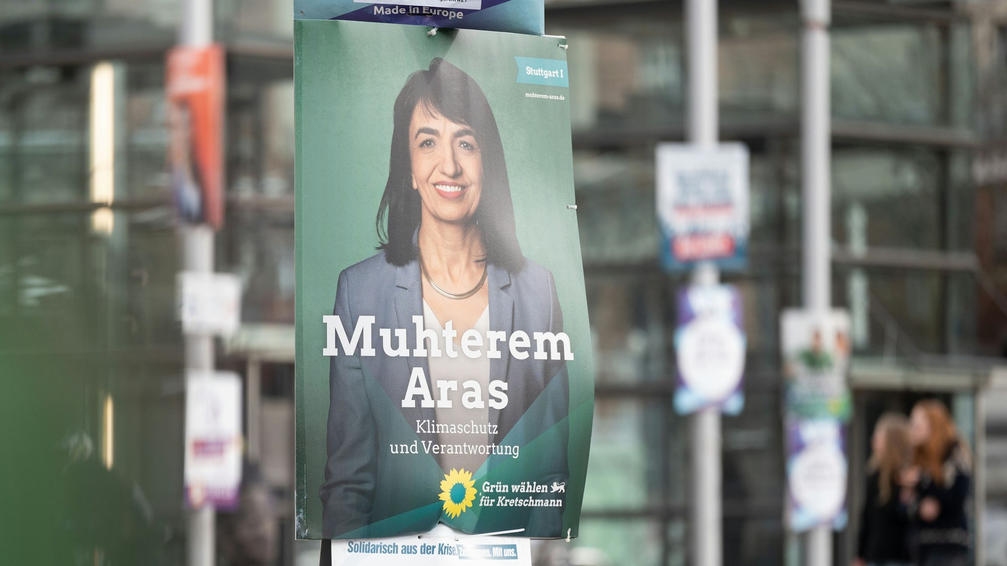 Ein Wahlplakat zur Landtagswahl in Baden-Württemberg, auf dem Muhterem Aras, die Kandidatin von Bündnis 90/Die Grünen für den Wahlkreis Stuttgart 1 und amtierende Landtagspräsidentin zu sehen ist, hängt an einem Mast am Marienplatz.