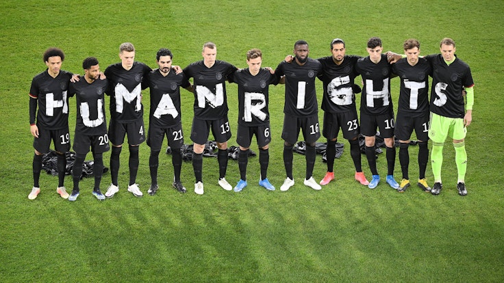 Die deutschen Spieler tragen Shirts mit jeweils einem Buchstaben. Zusammen ergeben die Buchstaben das Wort Human Rights, Menschenrechte.