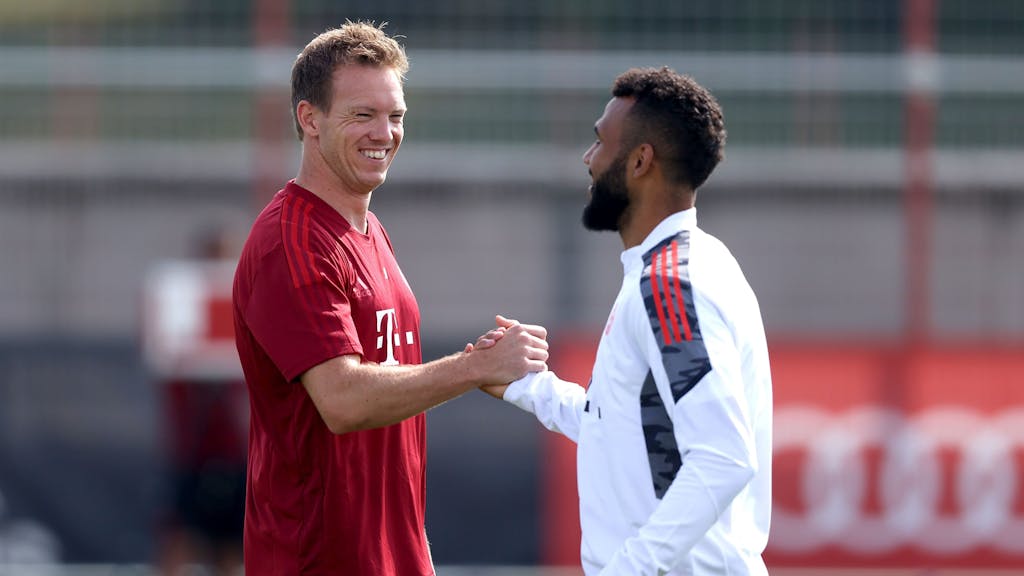 Julian Nagelsmann und Eric Maxim Choupo-Moting klatschen sich beim Training des FC Bayern ab.
