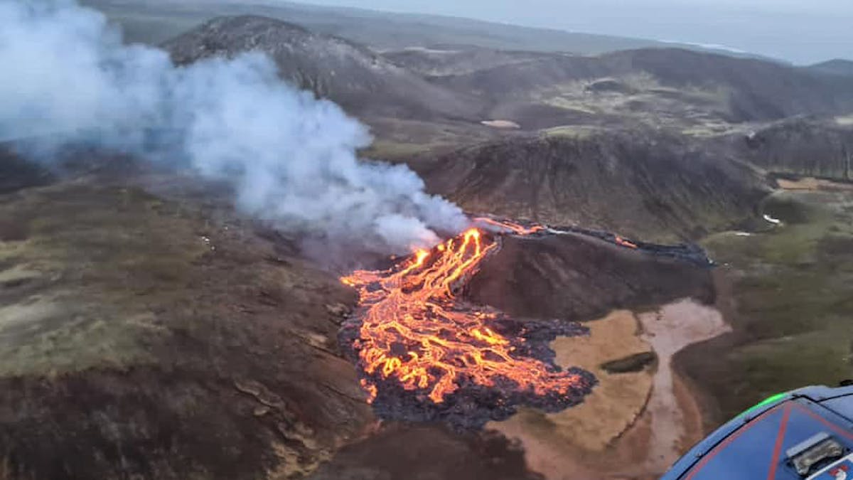 Aus dem Vulkan Fagradalsfjall brodelt erneut Lava. Unser Foto zeigt den Ausbruch im März 2021