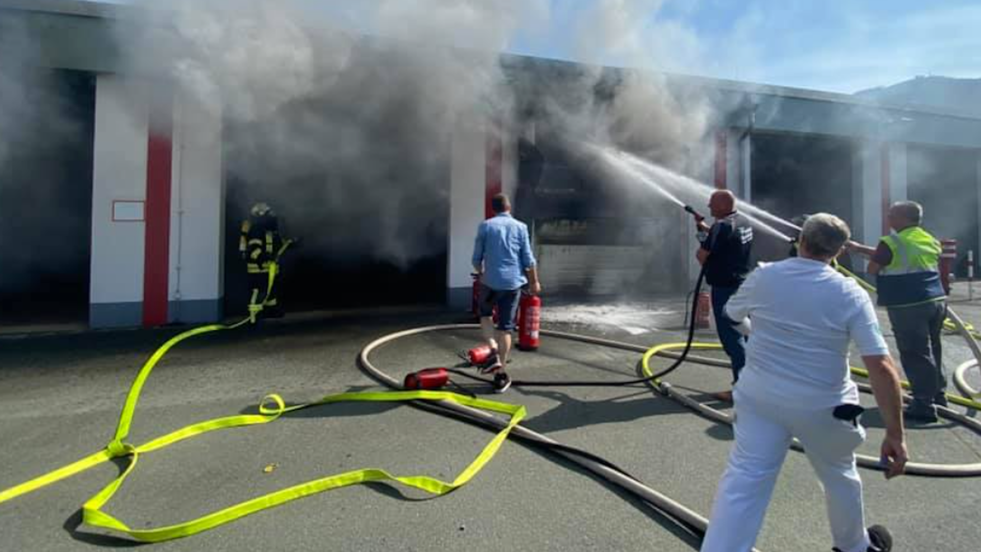 Feuer bei der Feuerwehr: Am Montag stand die Fahrzeughalle der Feuerwehr Olsberg in Flammen.