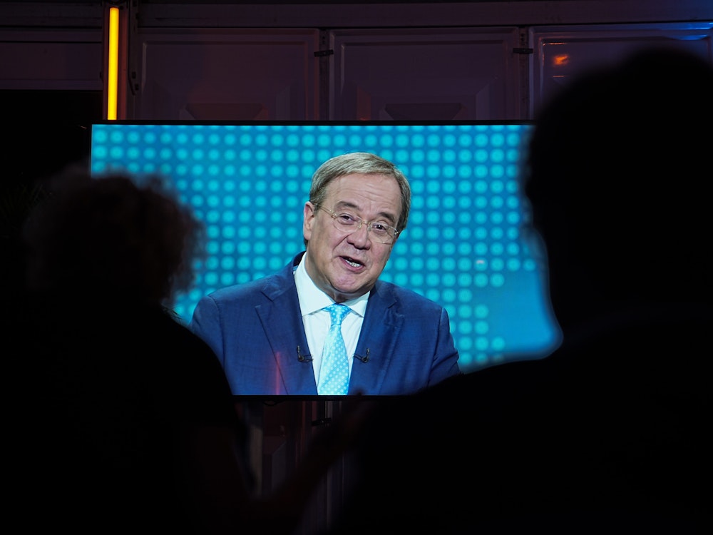 Armin Laschet im TV-Triell: Die CDU-Anhänger feuerten ihren Kanzlerkandidaten mit einem skurrilen Video an.