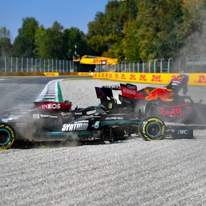 Lewis Hamilton und Max Verstappen sind nach einem Unfall in Monza beide ausgeschieden.