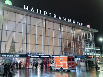 Rettungswagen vor dem Hauptbahnhof in Köln.