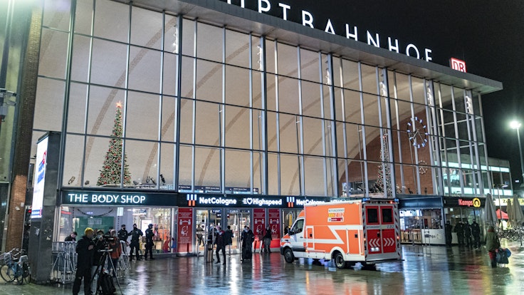 Rettungswagen vor dem Hauptbahnhof in Köln.