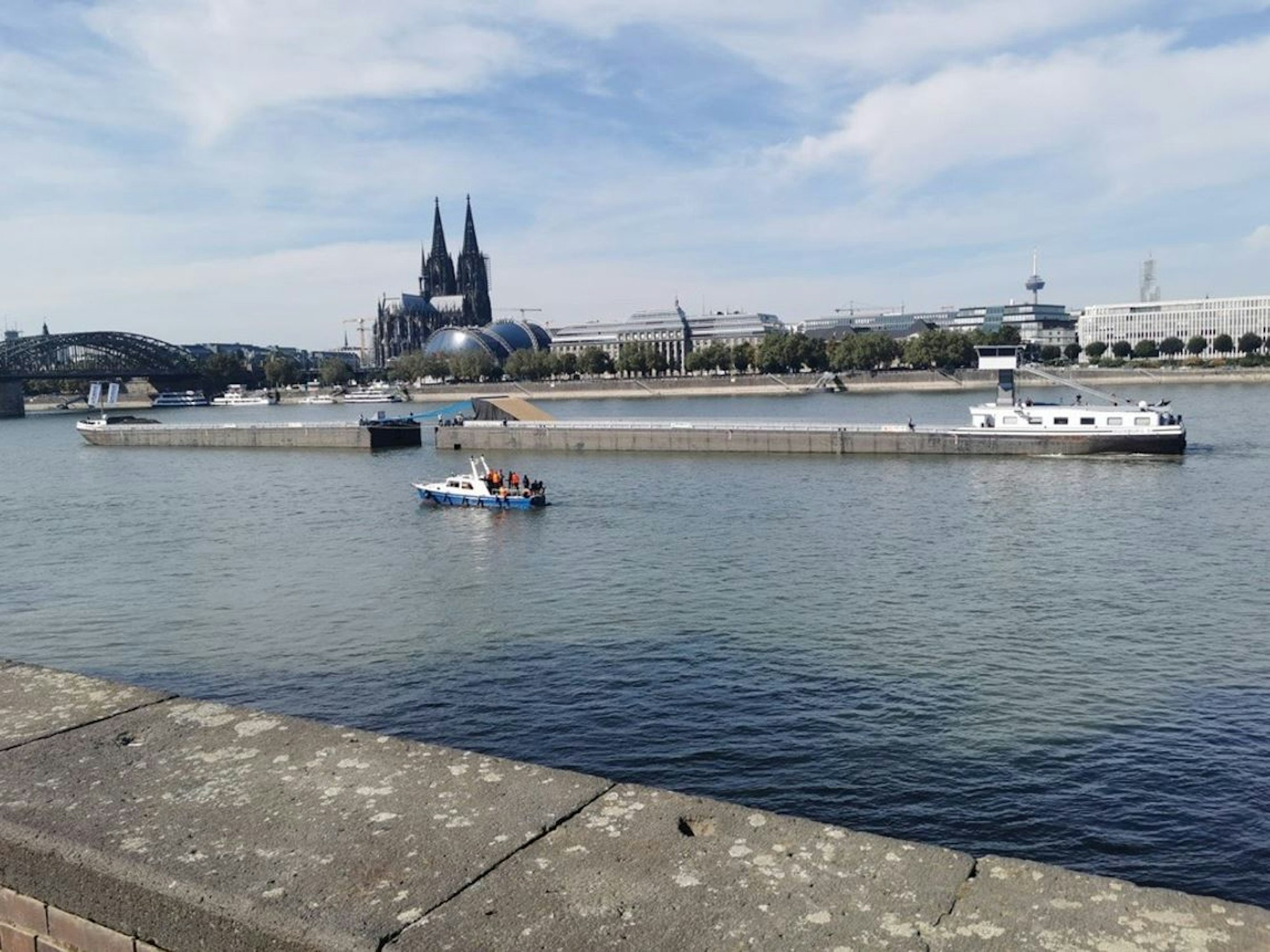 Schiff mit Motocross-Rampe auf dem Rhein in Köln.