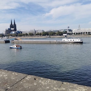 Schiff mit Motocross-Rampe auf dem Rhein in Köln.