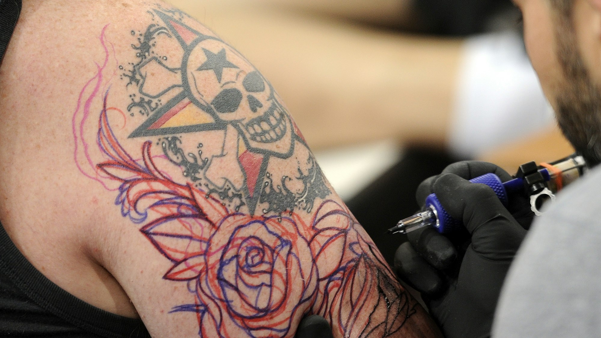Ein Tätowierer sticht am 14. Juni 2013 auf der "Tattoo & Piercing Convention" in Dortmund (Nordrhein-Westfalen) ein Tattoo.