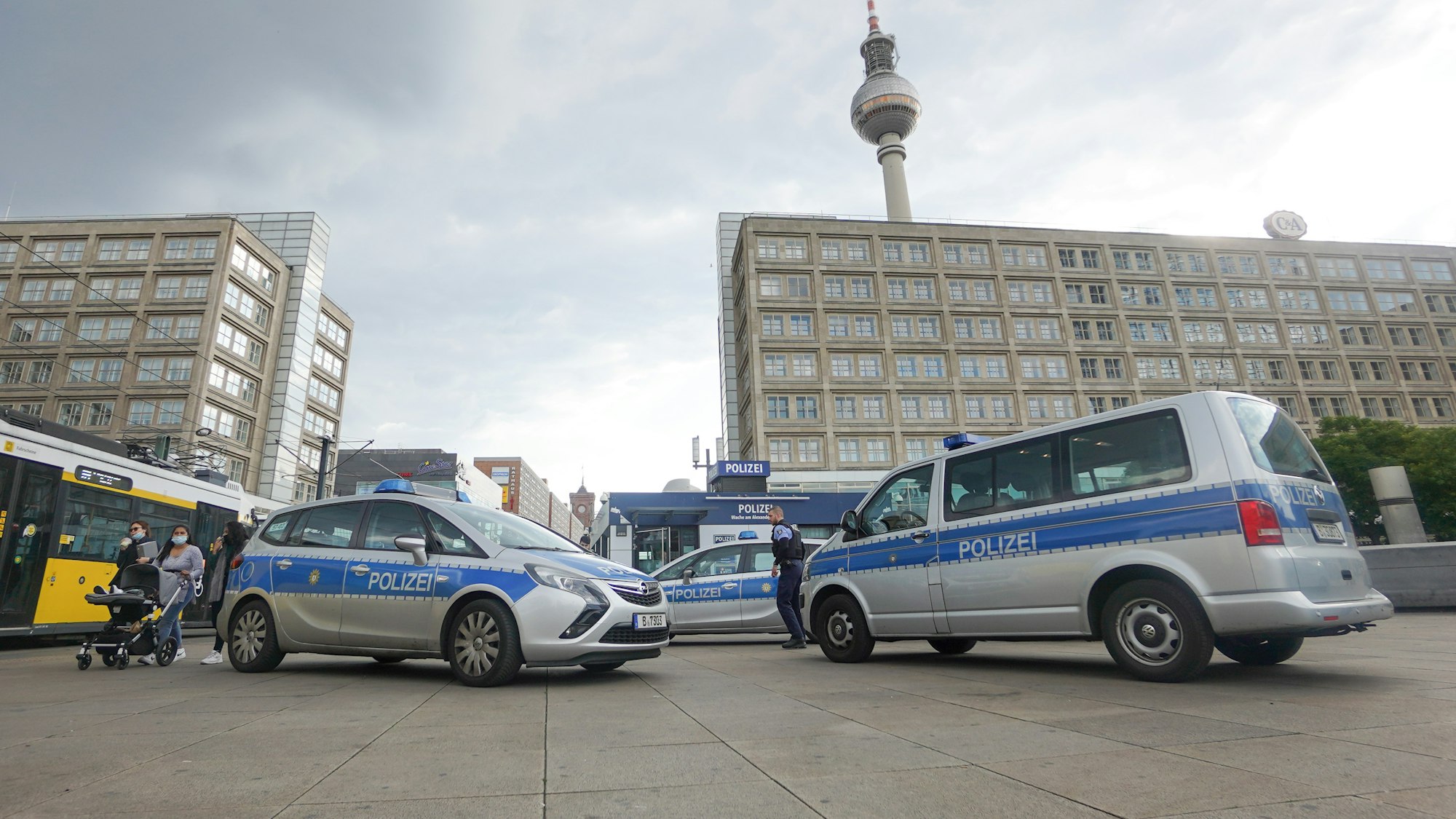 Die Polizei hat nach dem schrecklichen Vorfall auf dem Berliner Alexanderplatz (hier ein Archivfoto von 2020) Ermittlungen aufgenommen.