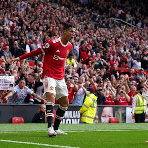 Cristiano Ronaldo jubelt über sein Comeback-Tor für Manchester United gegen Newcastle mit Bruno Fernandes.