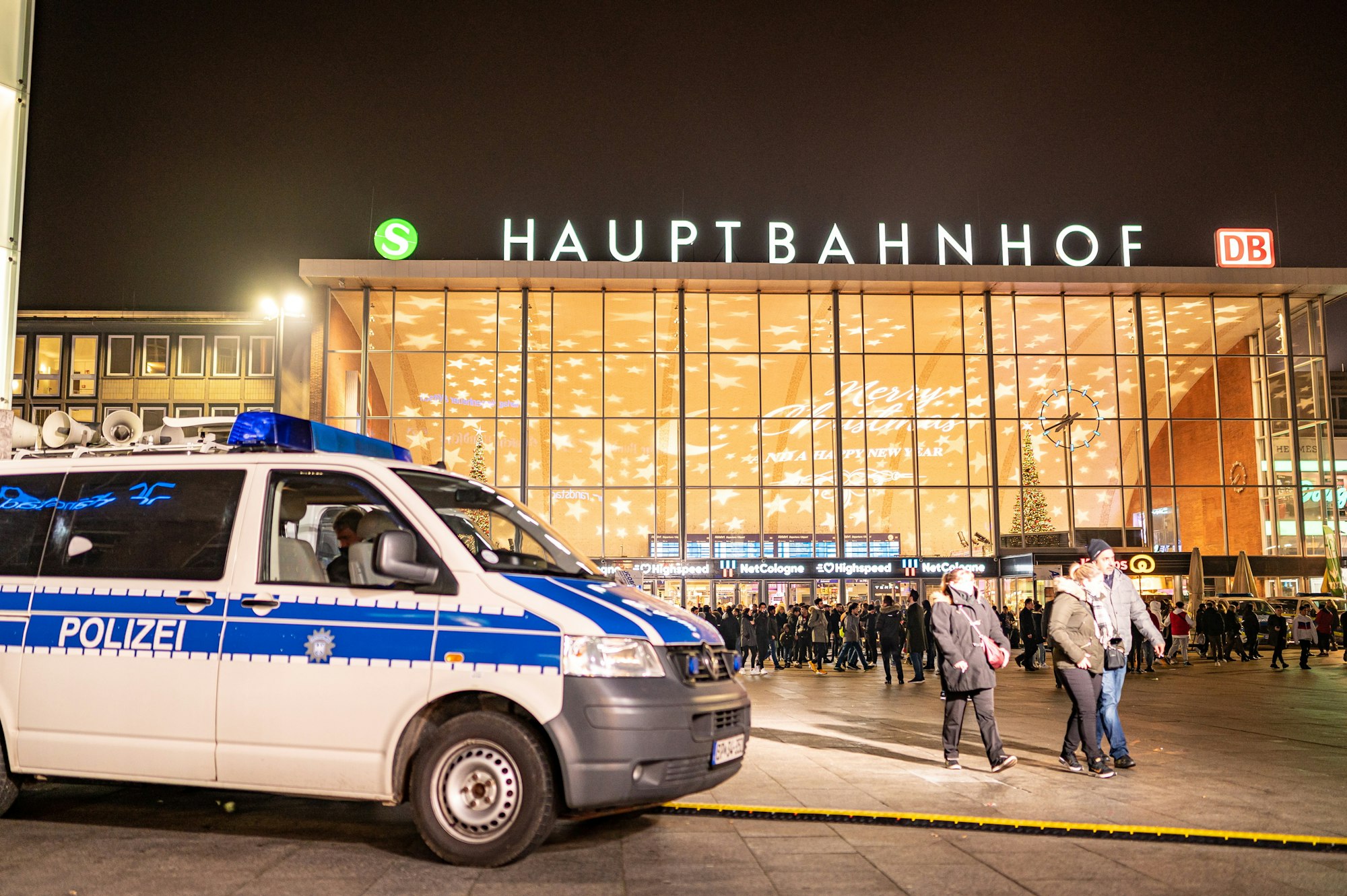 Polizei-Auto vor dem Hauptbahnhof in Köln.