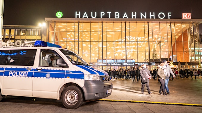 Ein Polizeiauto steht vor dem Hauptbahnhof in Köln.