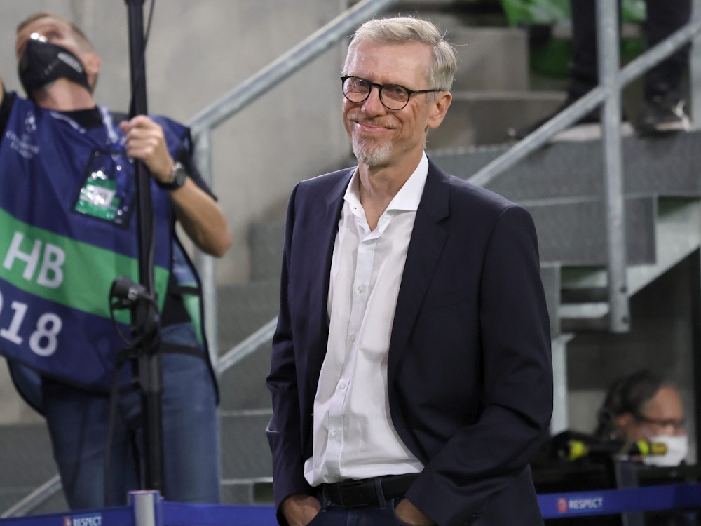 Peter Stöger lächelt an der Seitenlinie als Trainer von Ferencvaros Budapest.