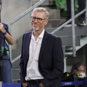 Peter Stöger lächelt an der Seitenlinie als Trainer von Ferencvaros Budapest.