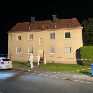 Mitarbeiter der Spurensicherung arbeiten am 12. September an einem Haus, in dem ein Mann mit einem Samuraischwert getötet wurde. Ein 47 Jahre alter Mann soll am Sonntagabend in Hückelhoven im Kreis Heinsberg einen 37-Jährigen mit dem Schwert getötet und einen 57-Jährigen verletzt haben.