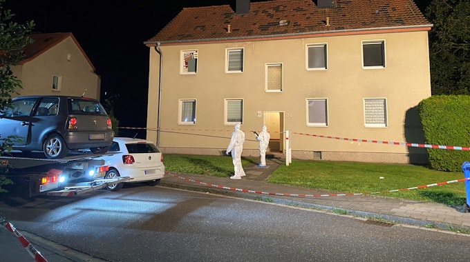 Mitarbeiter der Spurensicherung arbeiten am 12. September an einem Haus, in dem ein Mann mit einem Samuraischwert getötet wurde. Ein 47 Jahre alter Mann soll am Sonntagabend in Hückelhoven im Kreis Heinsberg einen 37-Jährigen mit dem Schwert getötet und einen 57-Jährigen verletzt haben.