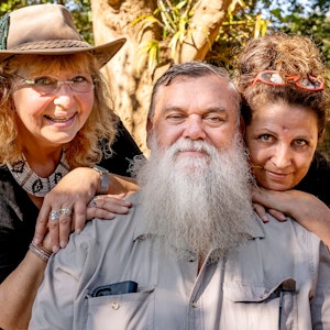 Der verstorbene Werner (64) aus Südafrika mit Katrin (62, l.), Erzieherin aus Hessen und Conny (55), Erzieherin aus Baden-Württemberg bei der RTL-Serie „Bauer sucht Frau International“.