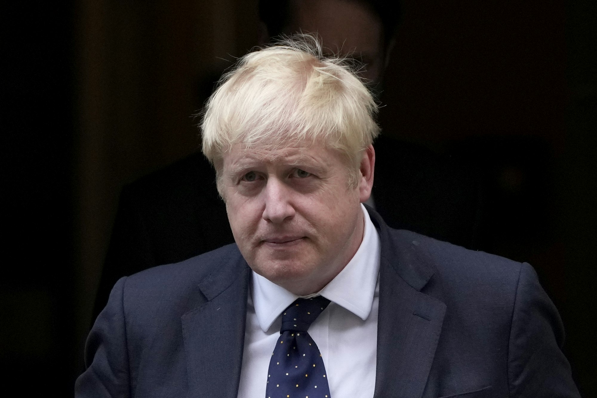Boris Johnson (M), Premierminister von Großbritannien, verlässt im September 2021 die 10 Downing Street.