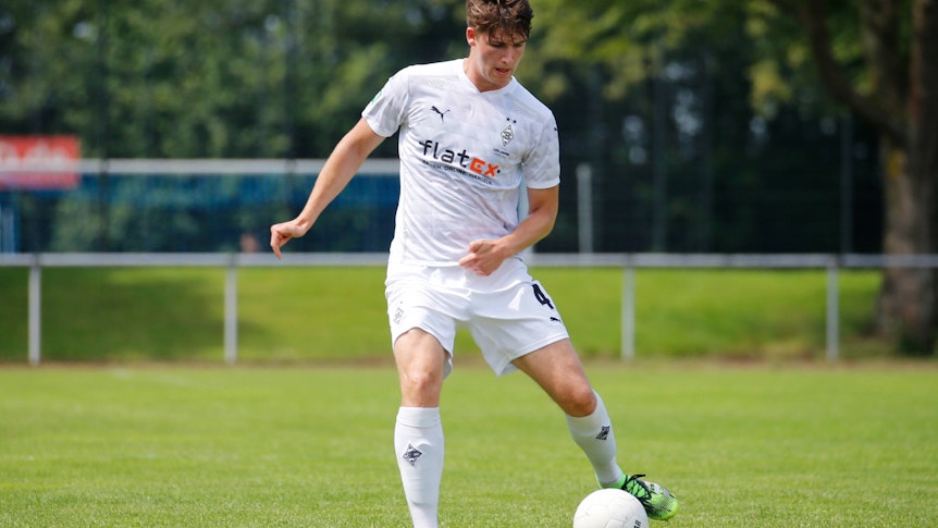Tom Gaal aus Borussia Mönchengladbachs U23 kontrolliert bei einem Testspiel der U23-Fohlen am 11. Juli 2021 gegen Kleinenbroich den Ball.