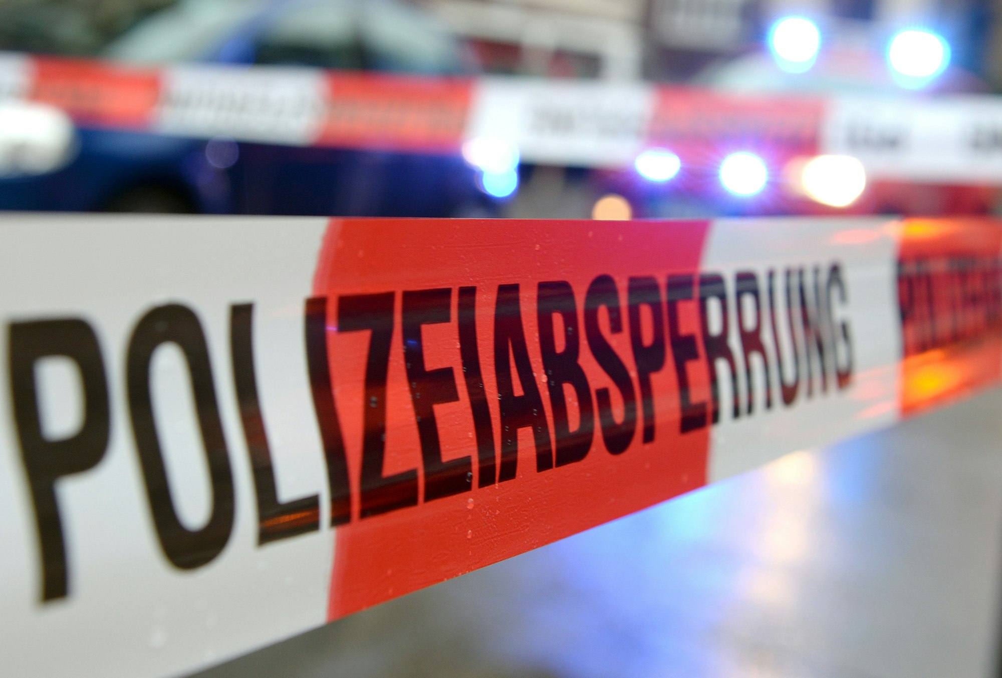 Ein Flatterband mit der Aufschrift „Polizeiabsperrung“ ist im November 2014 in Freiburg (Baden-Württemberg) an einem Einsatzort zu sehen.