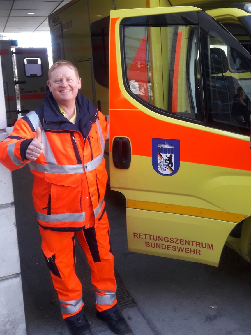 Notfallsanitäter Boris Gießing steht neben einem Rettungswagen.