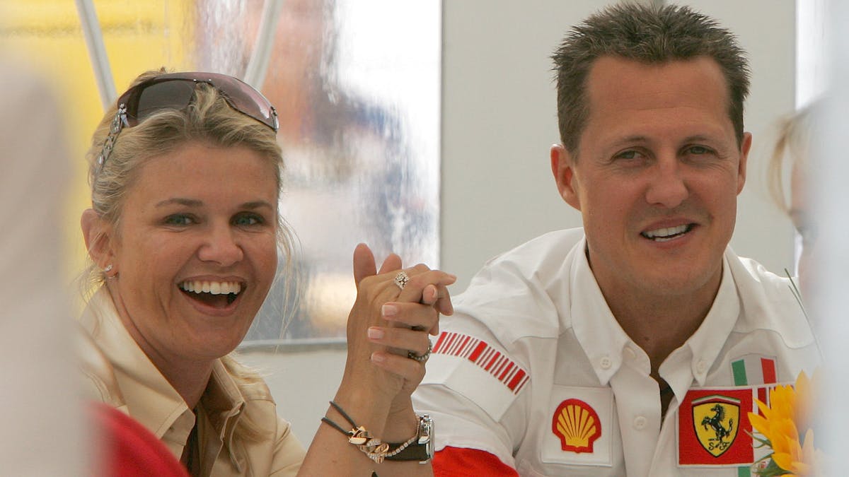 Michael Schumacher und Ehefrau Corinna lachen in die Kamera.&nbsp;