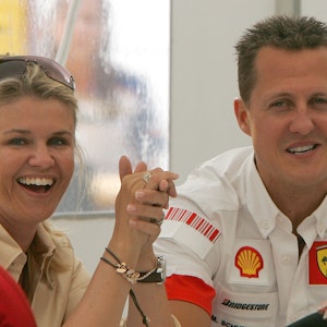 Michael Schumacher und Ehefrau Corinna lachen in die Kamera.